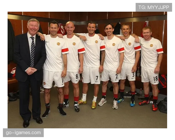 看台上的弗格森爵士与92班成员，共同观战曼联青年足总杯决赛