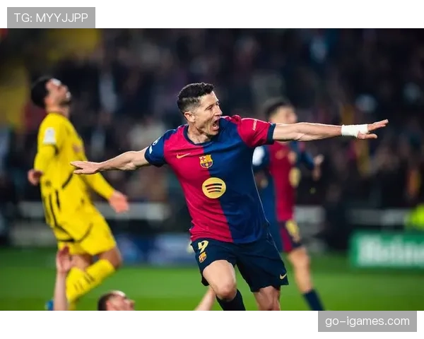 终场哨响,36岁的莱万多夫斯基独自坐在诺坎普草皮上 终场哨响,36岁的莱万多夫斯基独自坐在诺坎普草皮上